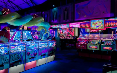 世界杯官方用球'Al Rihla'飞行轨迹特写 - 新款足球在绿茵场上空划出优美弧线